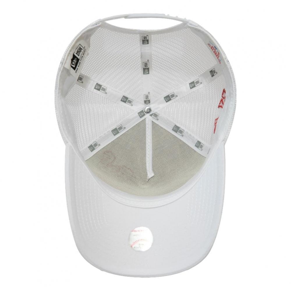 New Era NY Yankees Tech Fabric Script Trucker Cap - White